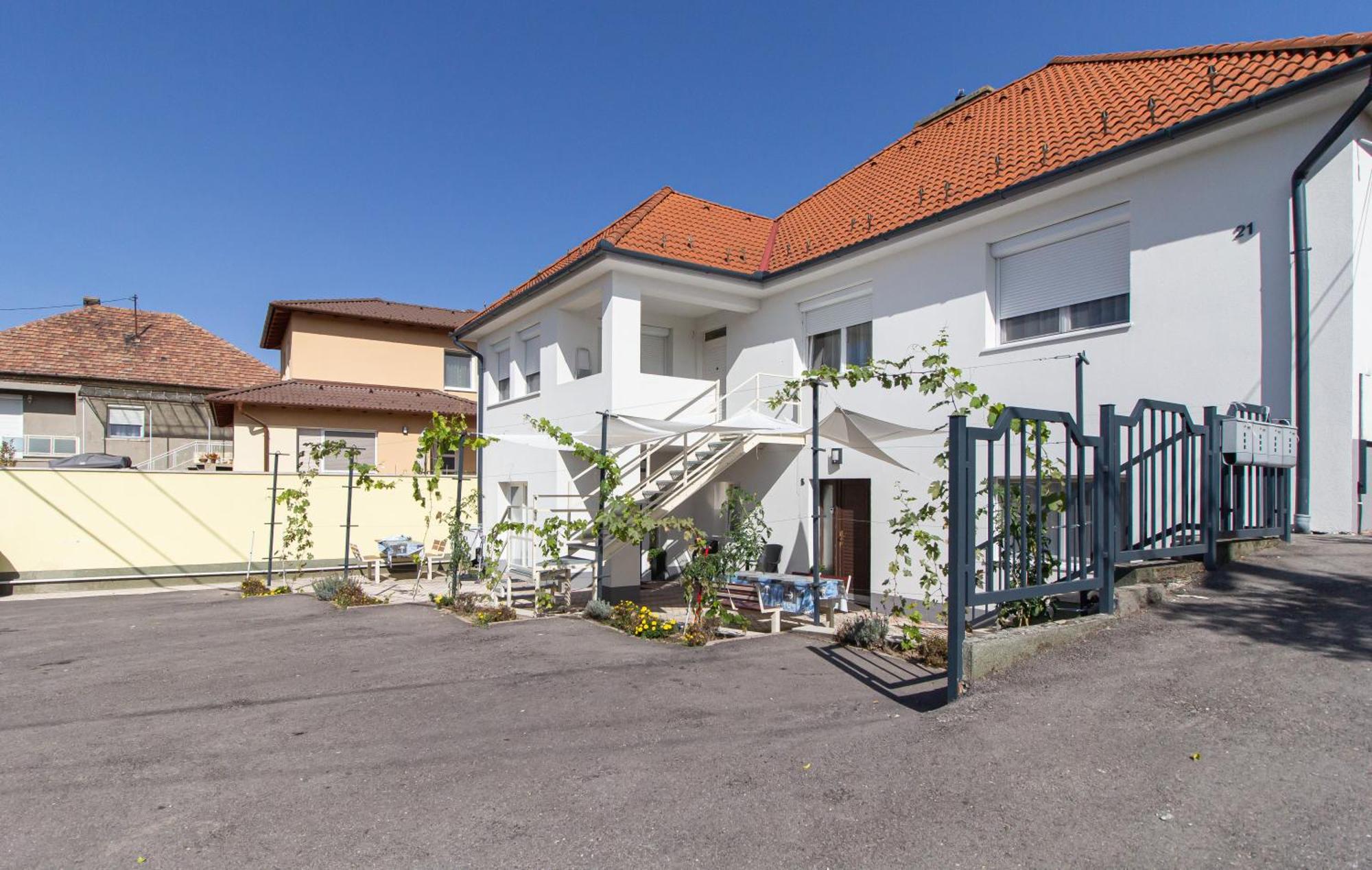 Deli Terasz B Apartman Free Parking, Self-Check-In Anytime Gyor Exterior photo