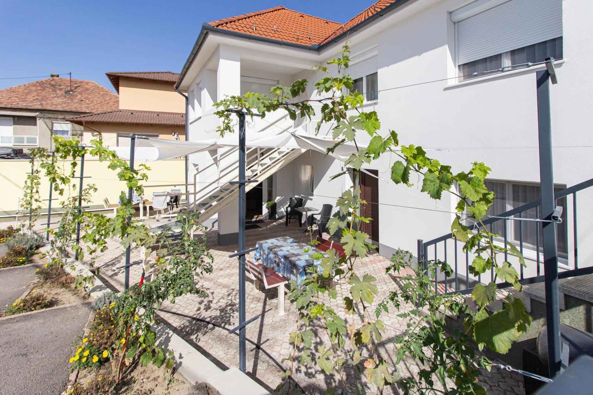 Deli Terasz B Apartman Free Parking, Self-Check-In Anytime Gyor Exterior photo